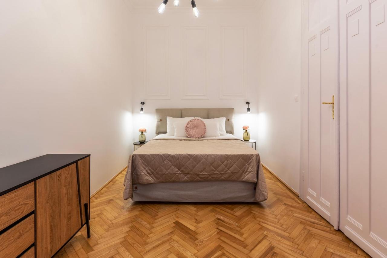 Glamorous Modern Apartment In The Hearth Of Budapest Exterior photo